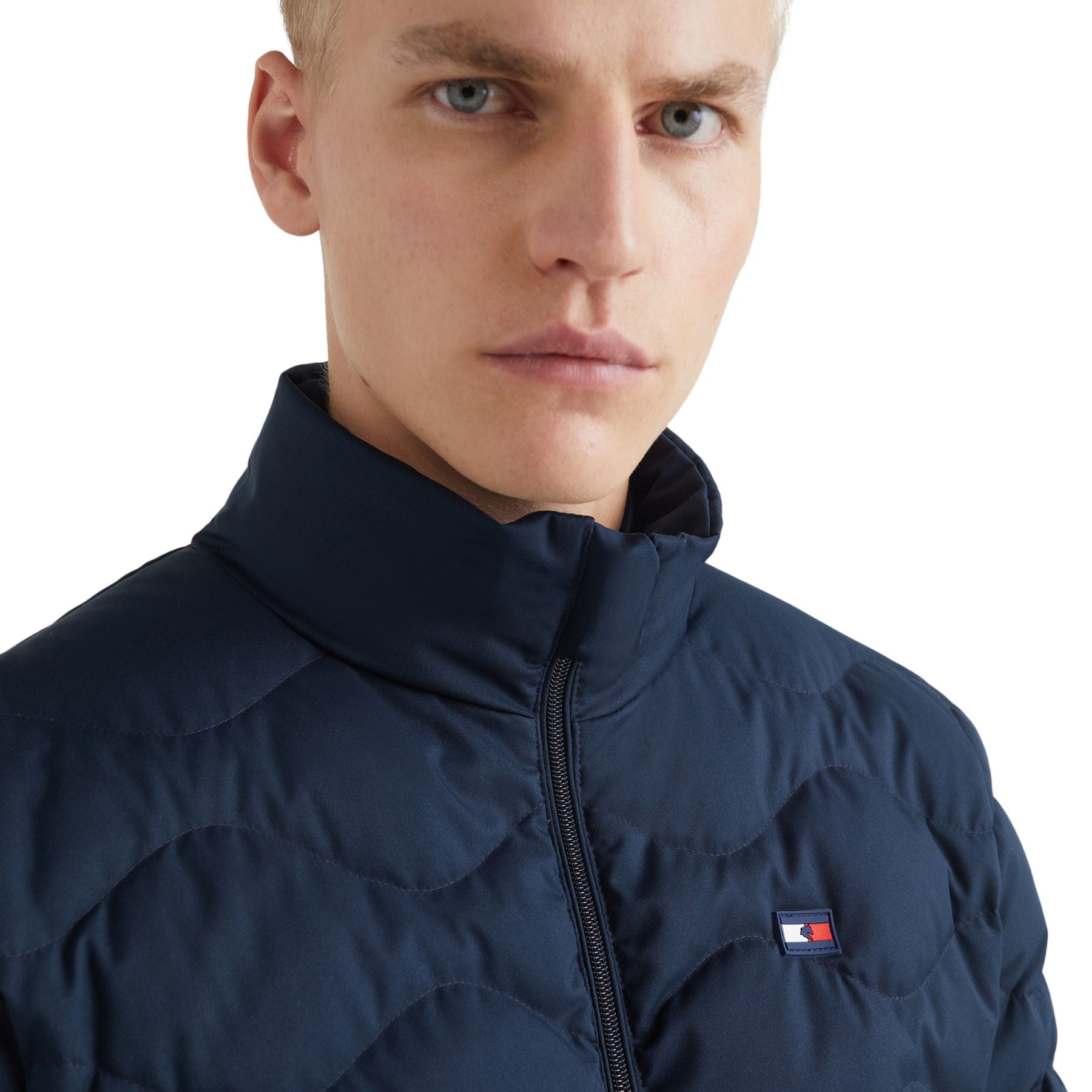 Tommy Hilfiger Equestrian® - Herren Jacke Daunen Blau, bietet alles, mit 2 Weg Reißverschluss vorne, gefüllt mit 100% recycelter Daune und Federn. Wasserabweisendes Außen Material, abnehmbare Kapuze, zwei Reißverschluss Taschen Artikelnummer TH10138-004 erhältlich bei www.Hotti24.de