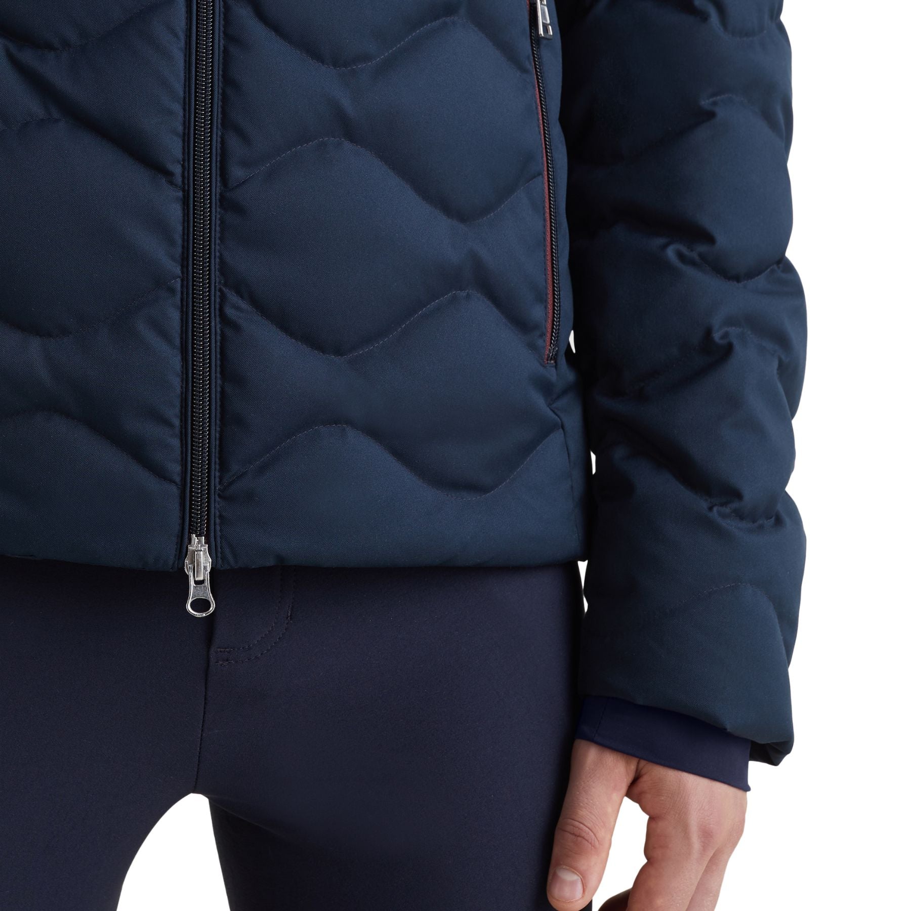 Tommy Hilfiger Equestrian® - Herren Jacke Daunen Blau, bietet alles, mit 2 Weg Reißverschluss vorne, gefüllt mit 100% recycelter Daune und Federn. Wasserabweisendes Außen Material, abnehmbare Kapuze, zwei Reißverschluss Taschen Artikelnummer TH10138-004 erhältlich bei www.Hotti24.de