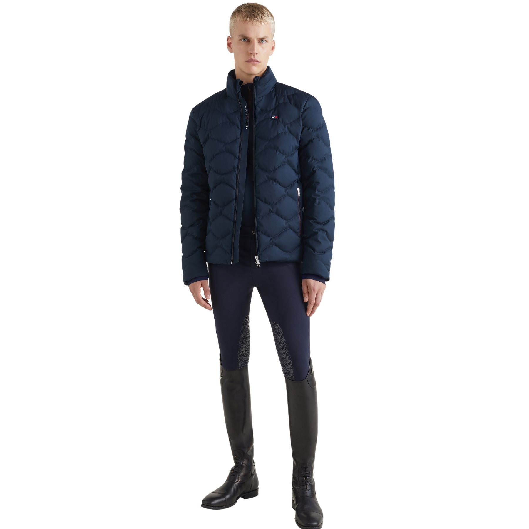 Tommy Hilfiger Equestrian® - Herren Jacke Daunen Blau, bietet alles, mit 2 Weg Reißverschluss vorne, gefüllt mit 100% recycelter Daune und Federn. Wasserabweisendes Außen Material, abnehmbare Kapuze, zwei Reißverschluss Taschen Artikelnummer TH10138-004 erhältlich bei www.Hotti24.de