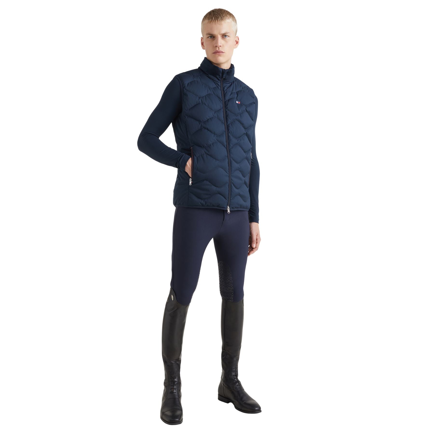 Tommy Hilfiger Equestrian® - Herren Daunenweste Blau, bietet alles, mit 2 Weg Reißverschluss vorne, gefüllt mit 100% recycelter Daune und Federn. Wasserabweisendes Außen Material, abnehmbare Kapuze Artikelnummer TH10139-004 erhältlich bei www.Hotti24.de