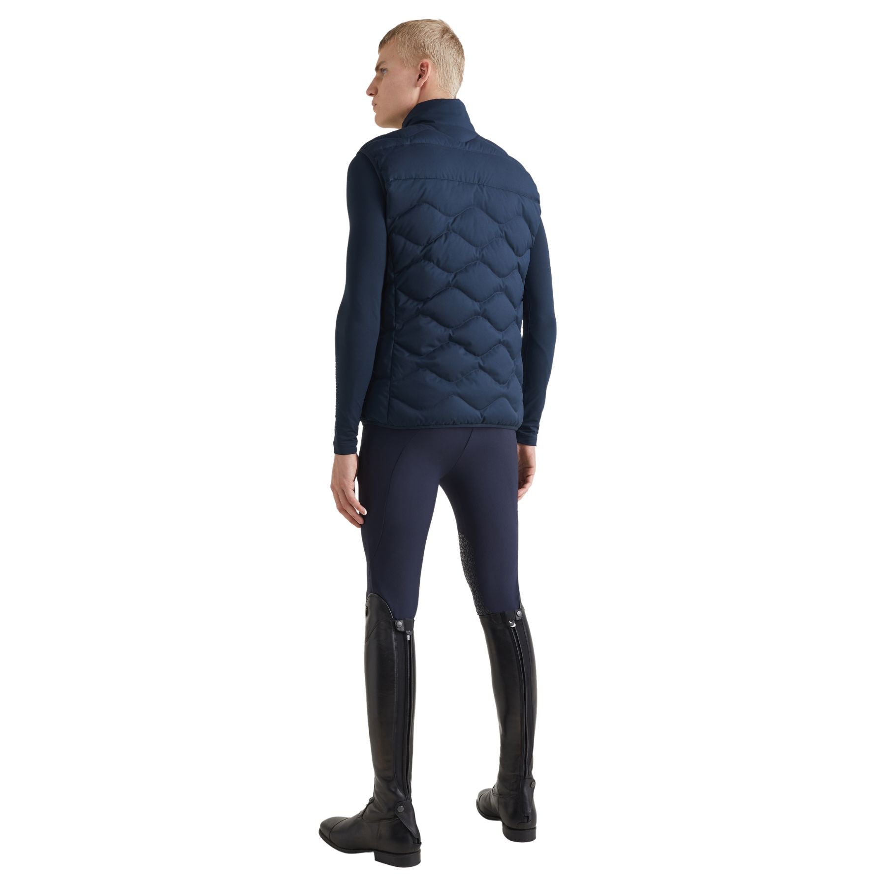 Tommy Hilfiger Equestrian® - Herren Daunenweste Blau, bietet alles, mit 2 Weg Reißverschluss vorne, gefüllt mit 100% recycelter Daune und Federn. Wasserabweisendes Außen Material, abnehmbare Kapuze Artikelnummer TH10139-004 erhältlich bei www.Hotti24.de