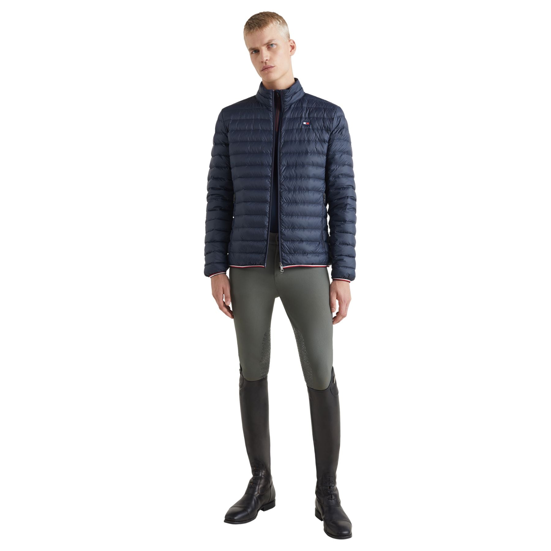 Tommy Hilfiger Equestrian® - Herren Jacke Daunen Blau, Leichte Daunenjacke mit 2-Weg-Reissverschluss vorne, gefüllt mit Re: Down - 100% Recycelter Daune und Federn. Wasserabweisendes Außen Material Artikelnummer TH10119-004 erhältlich bei www.Hotti24.de