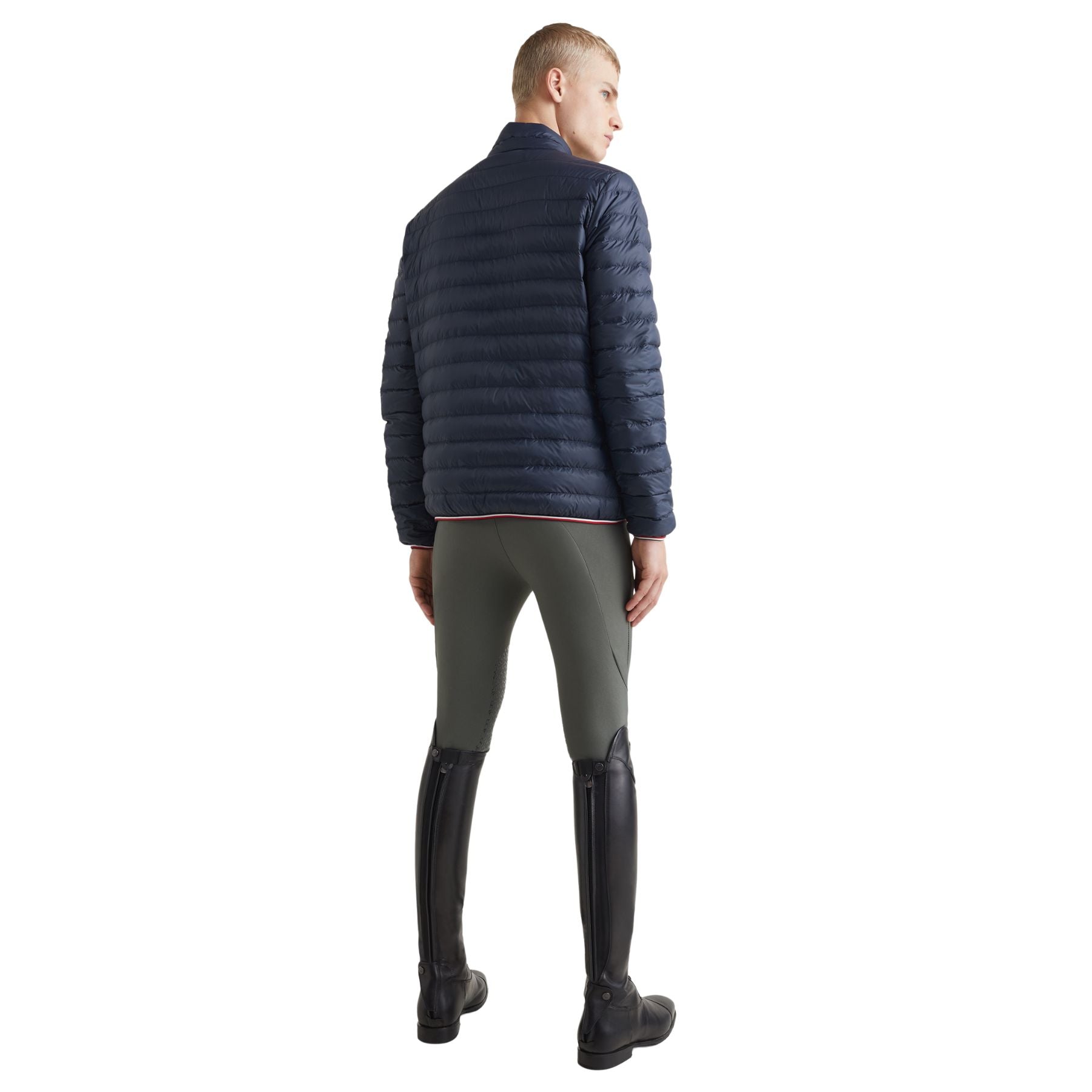 Tommy Hilfiger Equestrian® - Herren Jacke Daunen Blau, Leichte Daunenjacke mit 2-Weg-Reissverschluss vorne, gefüllt mit Re: Down - 100% Recycelter Daune und Federn. Wasserabweisendes Außen Material Artikelnummer TH10119-004 erhältlich bei www.Hotti24.de