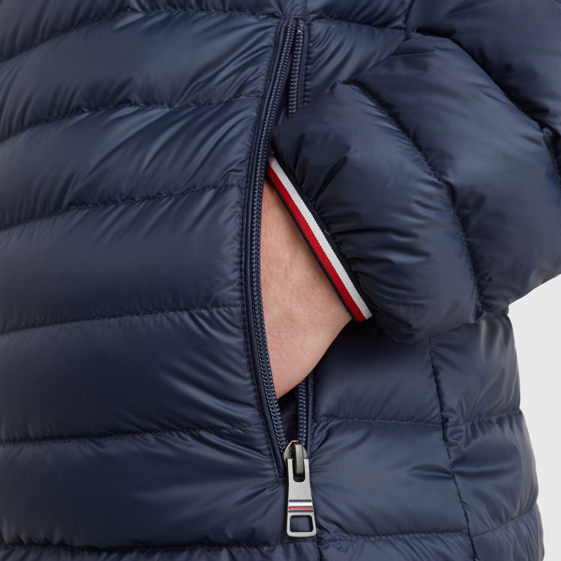 Tommy Hilfiger Equestrian® - Herren Jacke Daunen Blau, Leichte Daunenjacke mit 2-Weg-Reissverschluss vorne, gefüllt mit Re: Down - 100% Recycelter Daune und Federn. Wasserabweisendes Außen Material Artikelnummer TH10119-004 erhältlich bei www.Hotti24.de